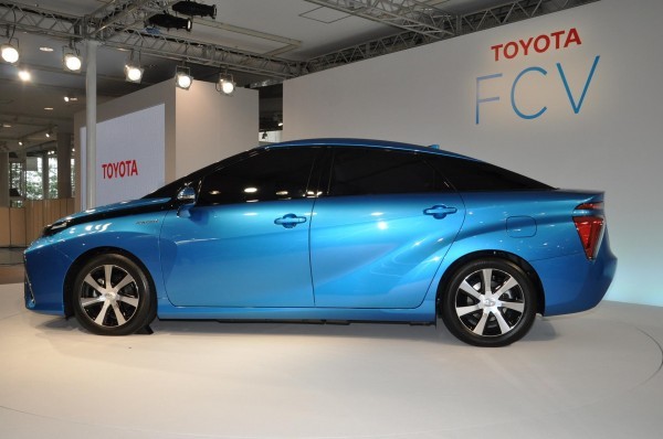 Toyota Fuell Cell Sedan side