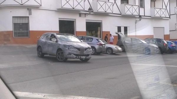 New Renault Crossover spied testing