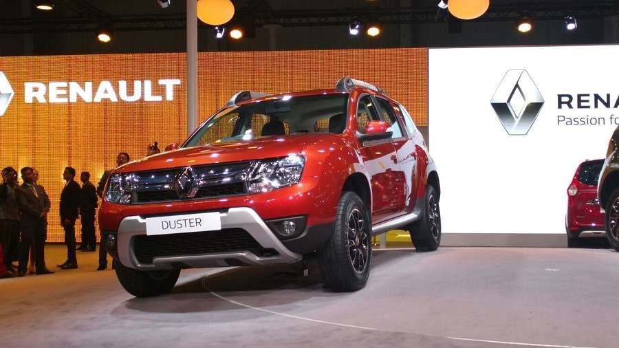 2016 Renault Duster in red