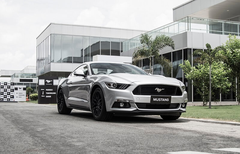 Ford Mustang in white