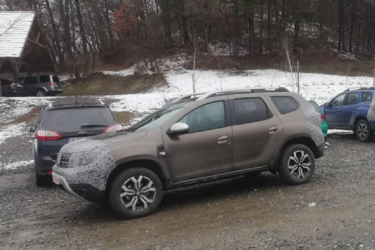 Renault Duster 7-seater spied